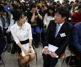 20 năm đèn sách không nghỉ của sinh viên Hàn Quốc chỉ để ra trường làm thuê cho các chaebol