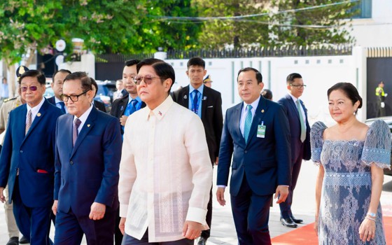 ប្រធានាធិបតីហ្វីលីពីន ឯកឧត្តម Ferdinand Romualdez Marcos Jr. ដាក់កម្រងផ្កាគោរពវិញ្ញាណក្ខន្ធនៅវិមានឯករាជ្យ និងនៅមណ្ឌបព្រះបរមរូប «ព្រះបរមរតន កោដ្ឋ» 