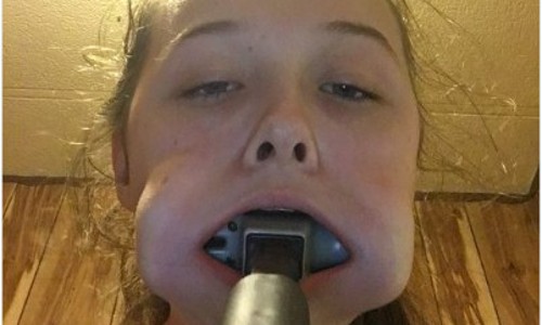 Hâm mộ thần tượng, thiếu nữ nhét nguyên cái búa vào miệng