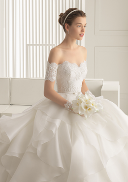 Váy cưới đuôi dài